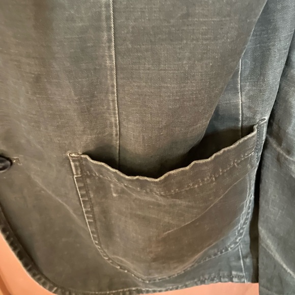 Gap XS jean jacket in an aged look. Two button closure & two front deep pockets. - Picture 3 of 11